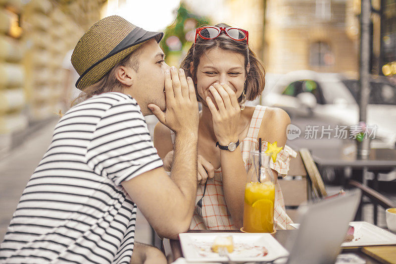 城里的一对年轻夫妇