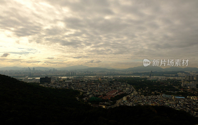 日出时的首尔市景