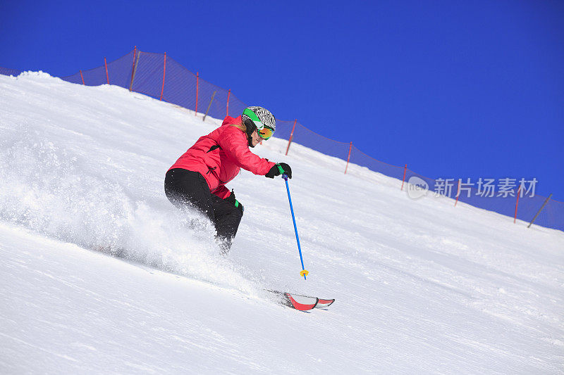 业余冬季运动女子滑雪者滑雪在阳光明媚的滑雪胜地Dolomites在意大利