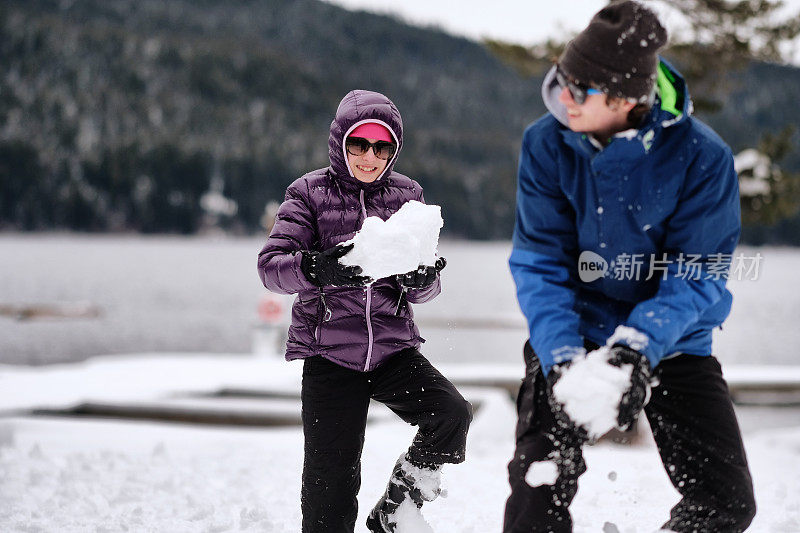 弟弟和妹妹在雪地里玩