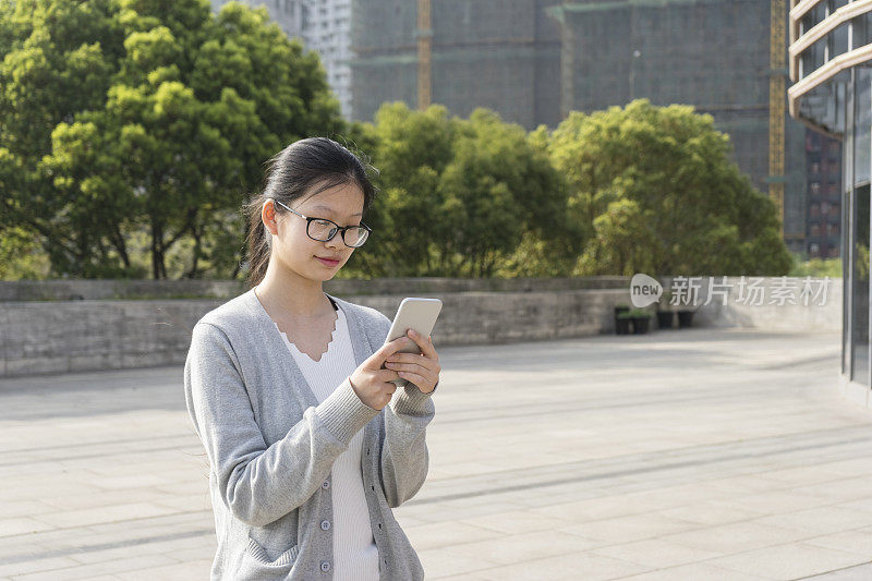 女人在城市里发短信