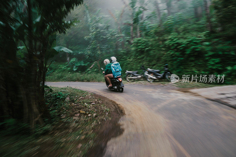 在丛林里骑摩托车的男人和女人