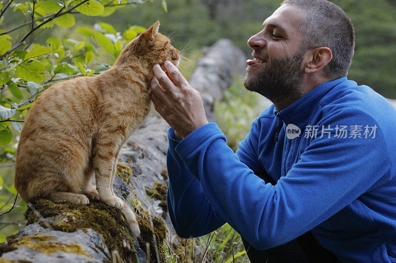 男人抚摸着猫的头