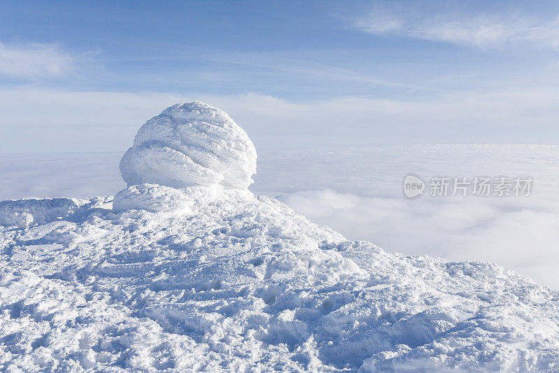 山顶上的雪的形状很有趣