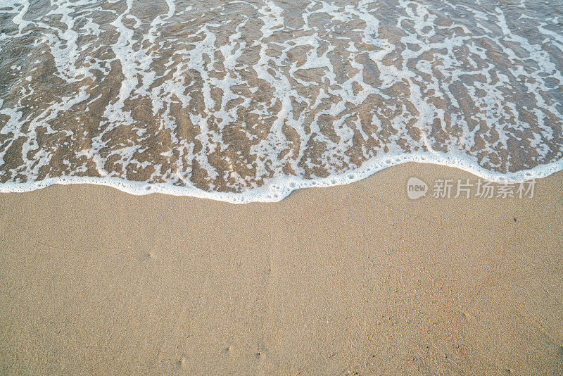 沙滩上海浪般的海水