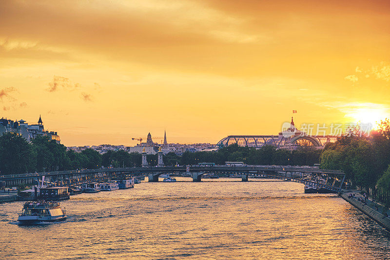 日落时分的巴黎，埃菲尔铁塔，大皇宫和塞纳河