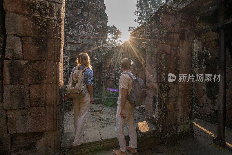 在亚洲，情侣旅游和发现古老的寺庙日落。两个人旅行探索假期在一起的概念