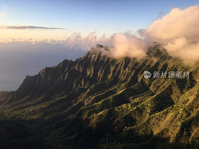 夏威夷考艾岛日落时分的卡拉劳山谷。