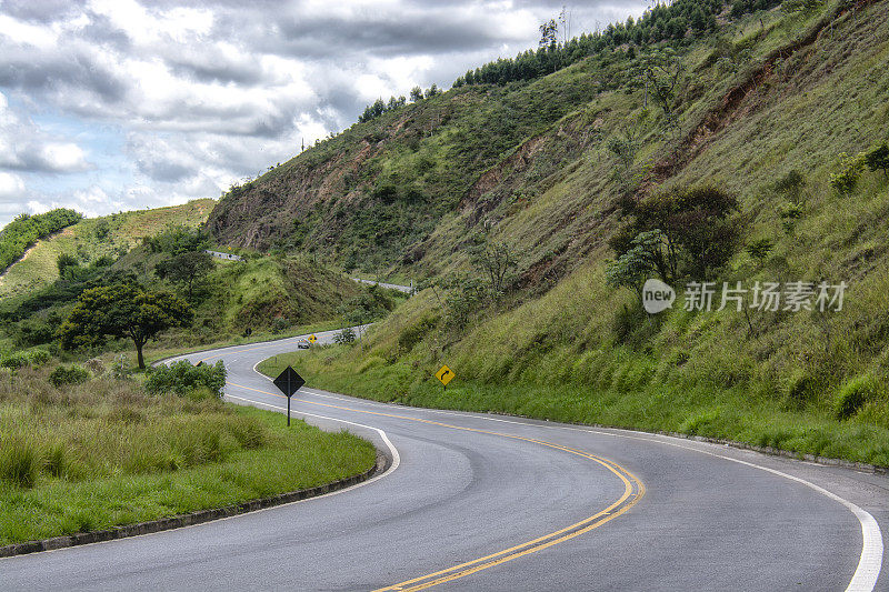 山区高速公路，各向各车道，以弯道开始左转弯