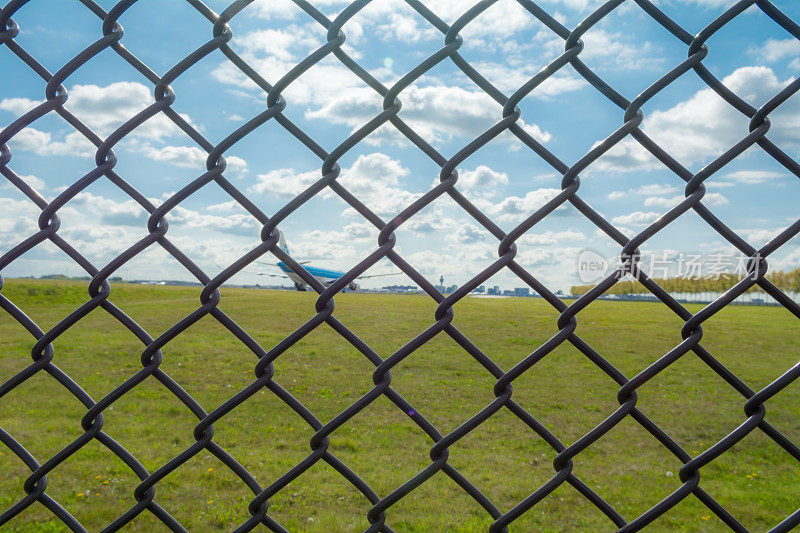 重型机场围栏与机场背景