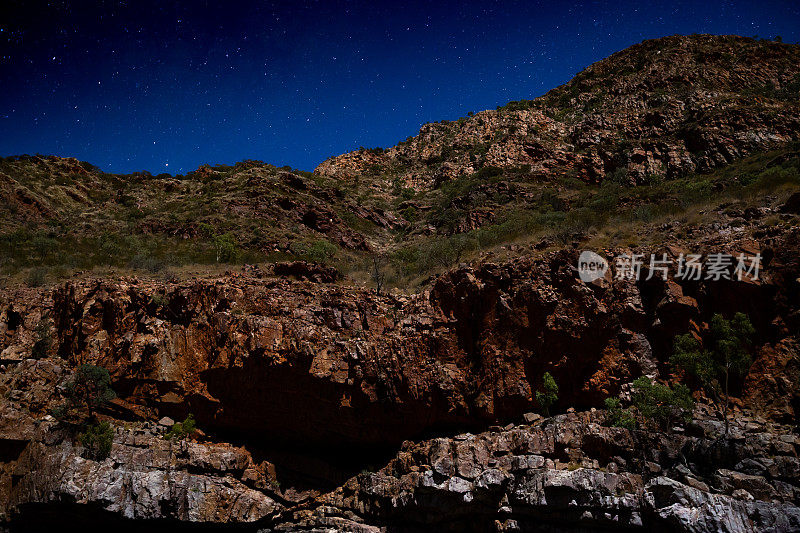银河系的星星在西麦克唐奈山脉的奥米斯顿峡谷上空闪耀