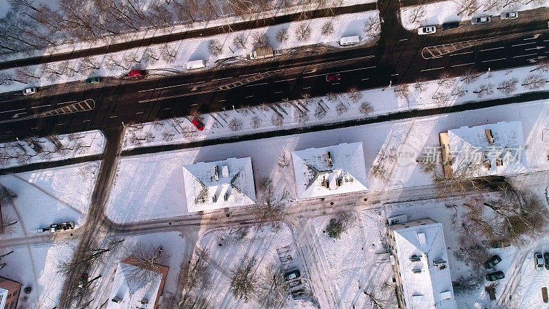 在晴朗寒冷的日子里，鸟瞰被雪覆盖的冬季城市全景