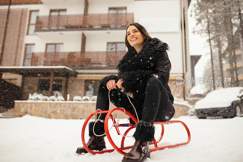 年轻女子拉着雪橇