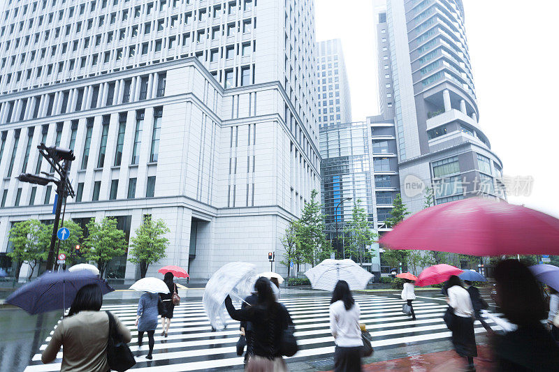 雨天东京车站附近人行横道上的日本女商人