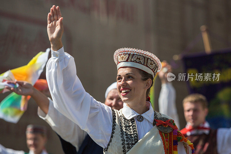 参加拉脱维亚民族歌舞庆典游行的人员