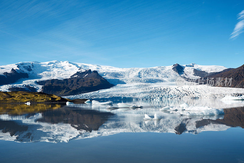 美丽的冰湖景色与冰块反射雪山和清澈的蓝天。Jokulsarlon泻湖、冰岛