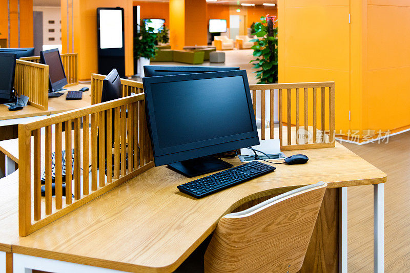 电脑在现代办公室的桌子上