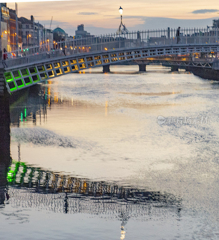 爱尔兰都柏林市，冠状病毒感染期间夜晚的半便士桥都柏林。