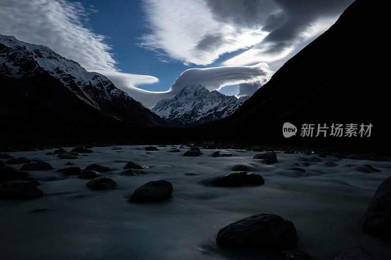 库克山上形成了透镜状的云，前景是胡克河