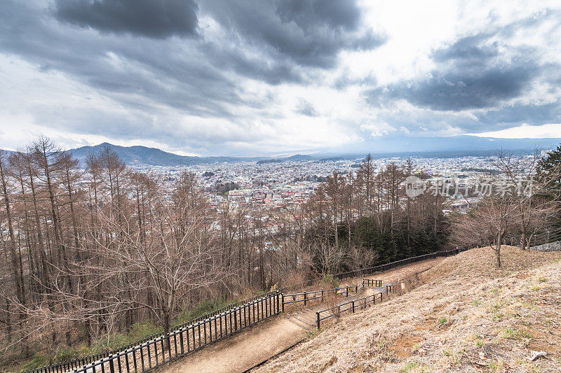日本山梨县荒山神根公园的富士山和富士吉田市的秋景。