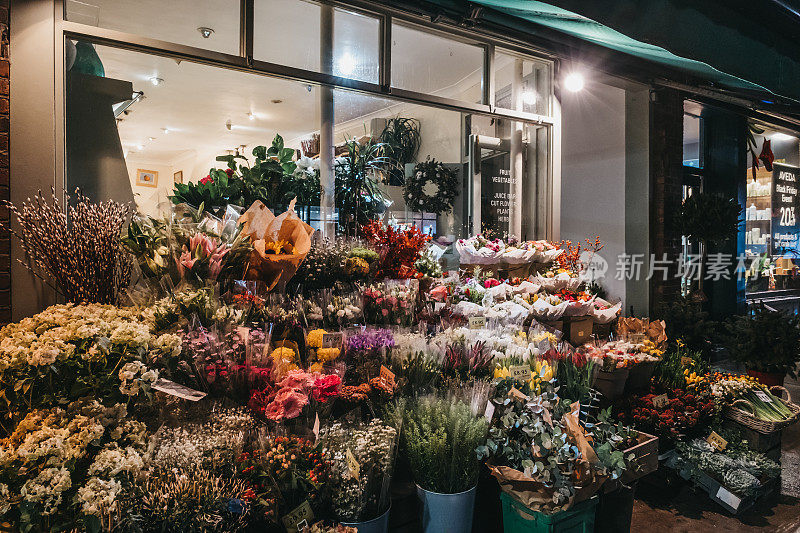 夜间，英国伦敦樱草山一家花店前展示的鲜花。