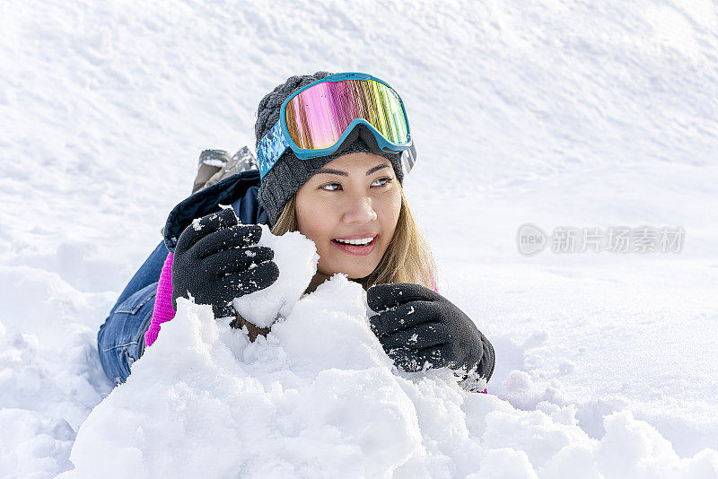 女滑雪板滑雪镜享受下雪的天气