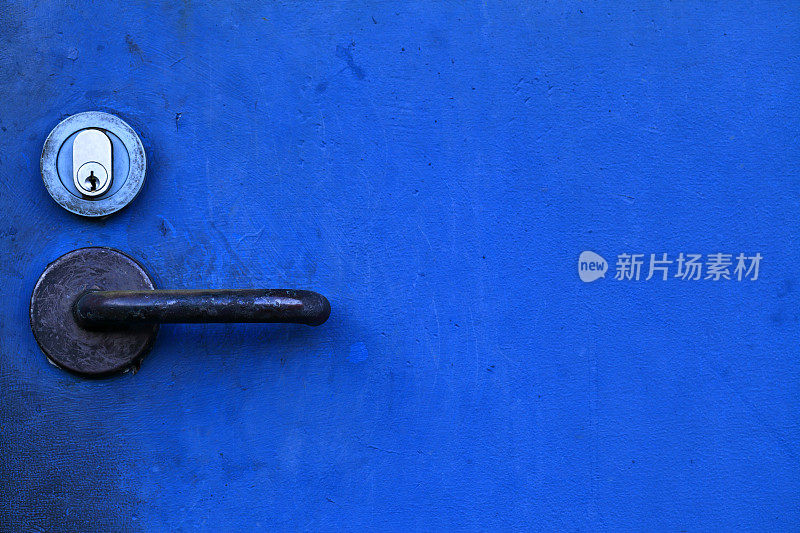 门锁，门把手，蓝色把手，钥匙孔，肮脏的垃圾