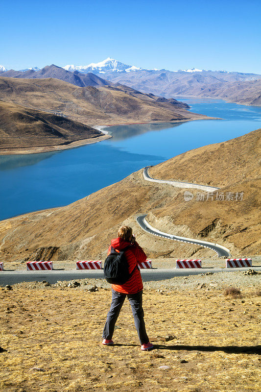 在西藏拍摄的女性徒步旅行者