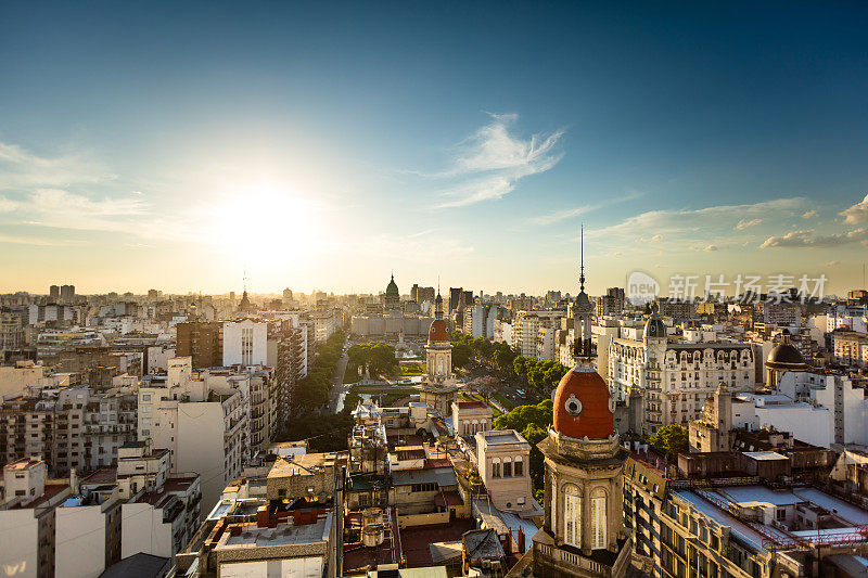 下午晚些时候，布宜诺斯艾利斯以阿根廷国会大厦和国会广场为中心
