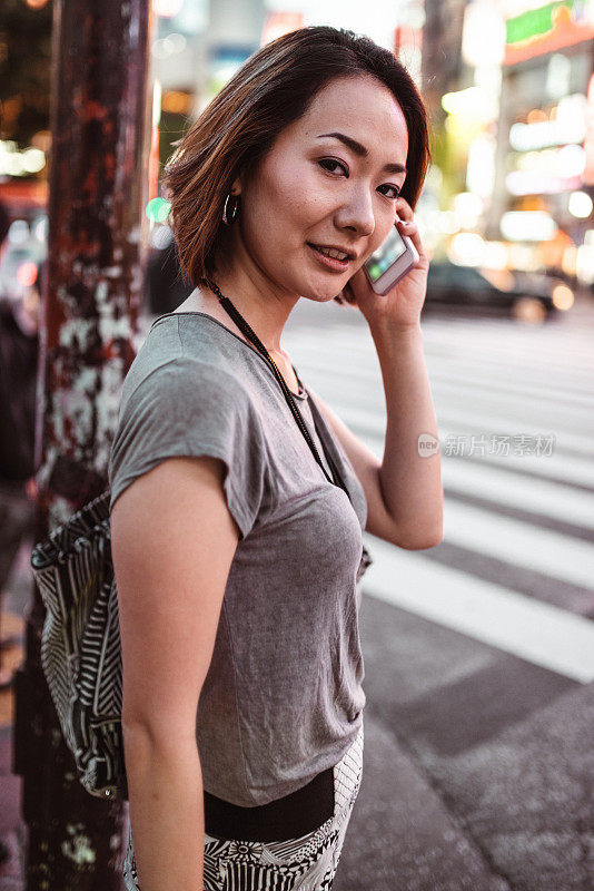 日本女人在东京打电话