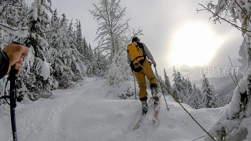 偏远地区的滑雪者登山