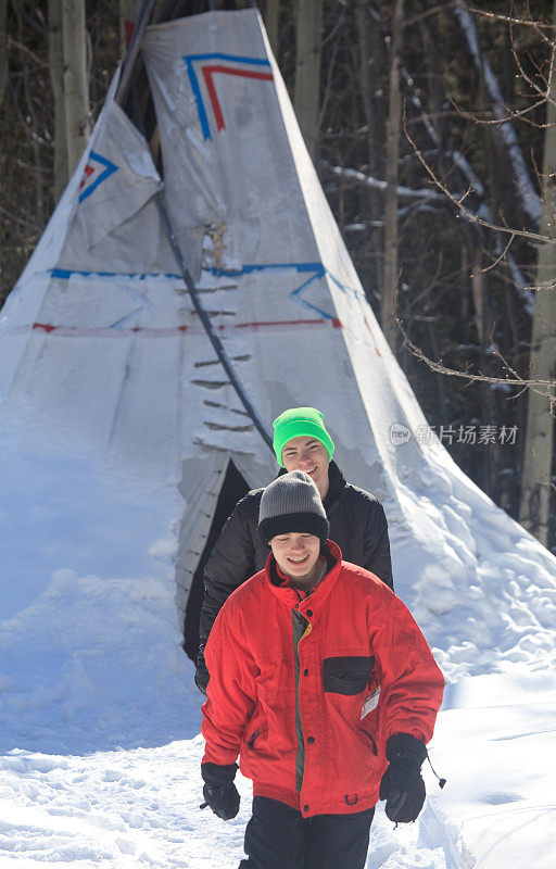 两个白人男孩在冬季蒂皮夏令营