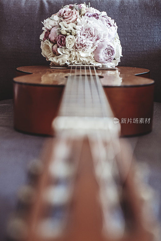 原声吉他上的婚礼花束