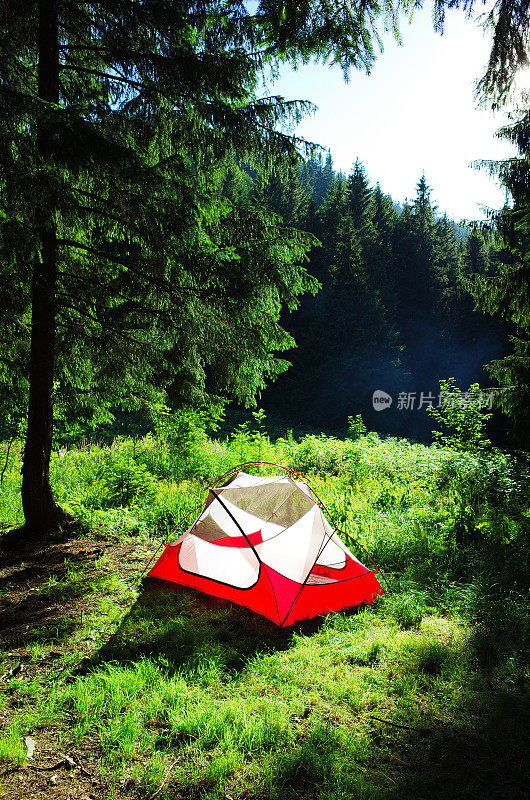 山间草地上的游客帐篷