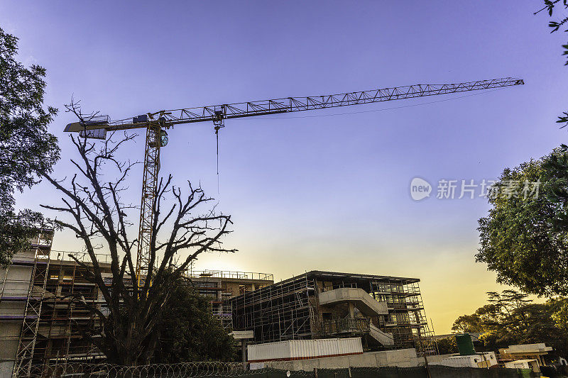 海德公园一个建筑工地的施工起重机