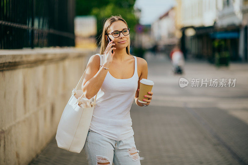 在城市里使用智能手机的女人