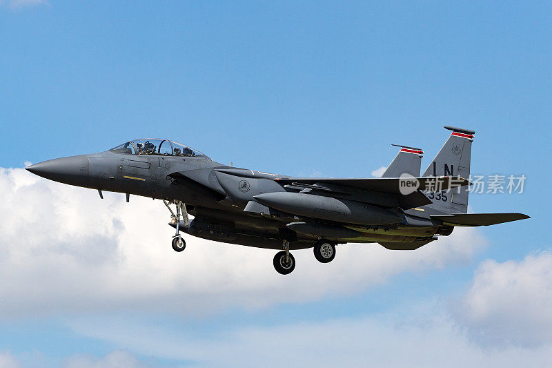 美国空军(USAF)麦克道纳尔·道格拉斯F-15E攻击鹰91-0335来自英国皇家空军Lakenheath基地第48战斗机联队第494战斗机中队，即将在格洛斯特郡皇家空军费尔福德降落。