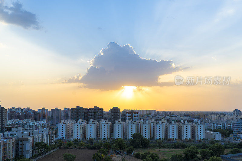 日落时分的艾哈迈达巴德市景。