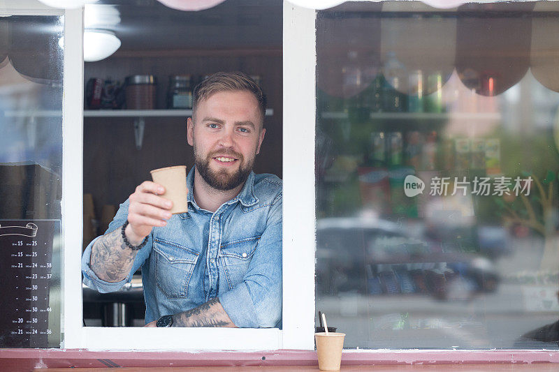 大街上一家咖啡店的咖啡师的肖像。