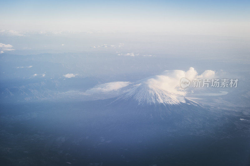 从飞机上看富士山