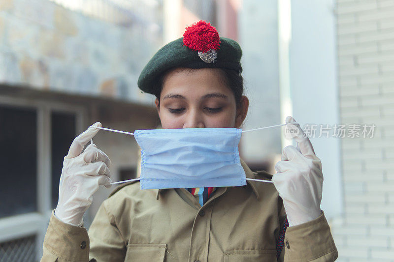 一个穿着NCC制服并戴着防护面具的年轻女孩。