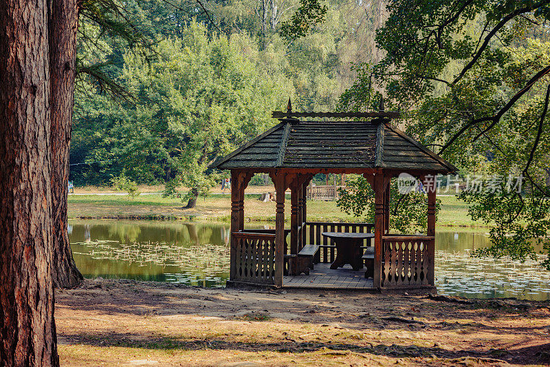 乌克兰喀尔巴阡Schonborn城堡公园里的瑞士湖。青春美丽之源与疗愈之水