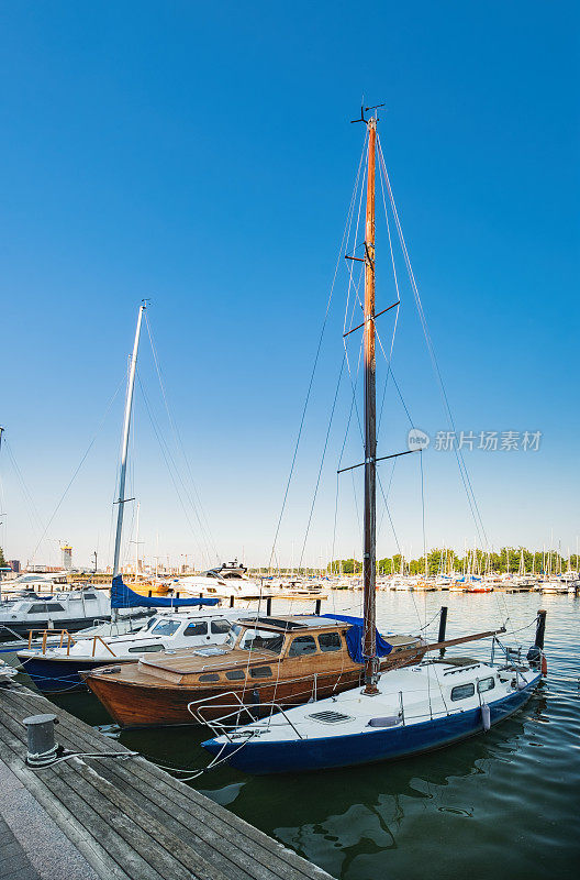 芬兰赫尔辛基有帆船的老城码头