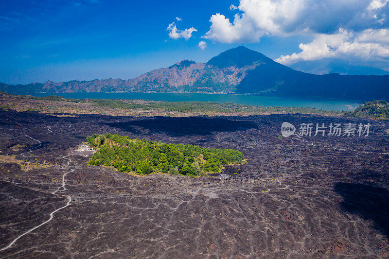 鸟瞰图的黑色火山景观组成的古老的熔岩流和渠道。巴图尔山，巴厘岛，印度尼西亚