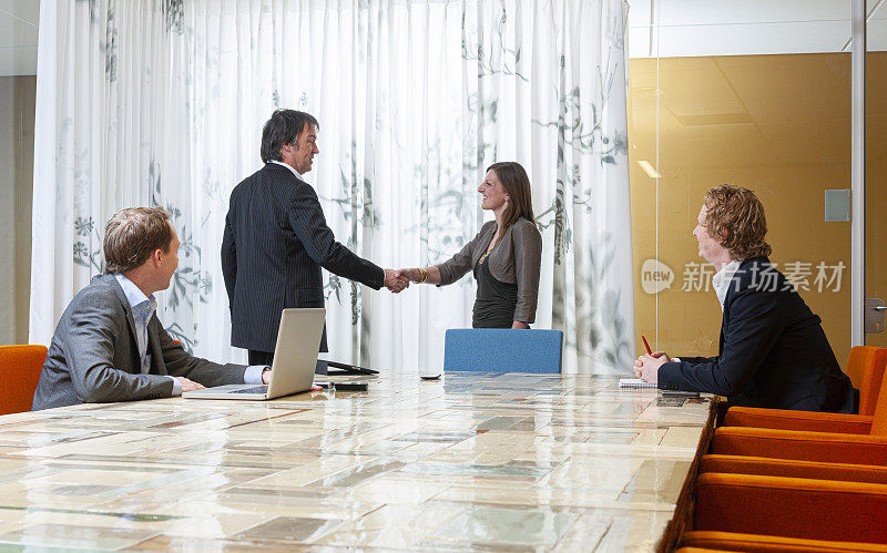 商务人士在会议室握手