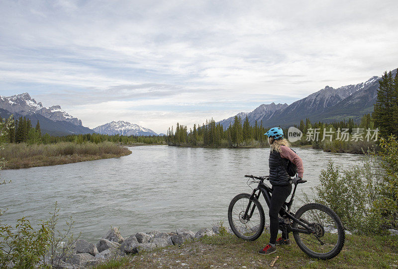 女山地电动自行车放松在湖边