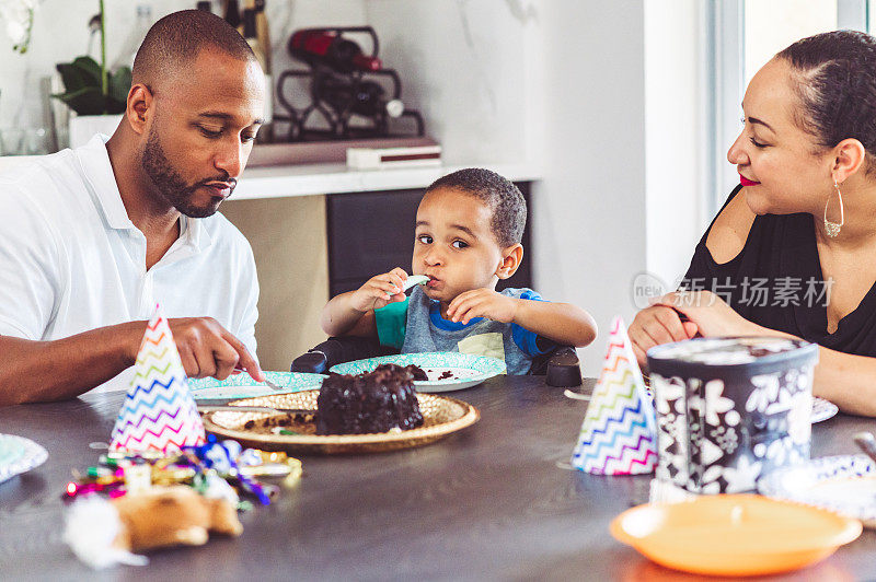 非裔美国家庭在家里一起吃生日蛋糕