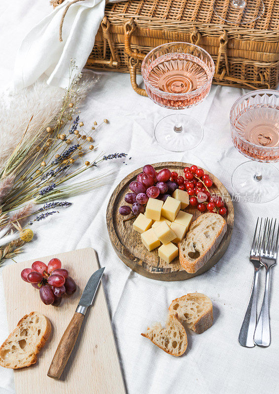 法国夏日野餐配玫瑰葡萄酒和奶酪