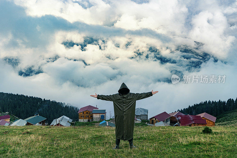 男人在湖上钓鱼从时间雨衣时间神秘危险戟