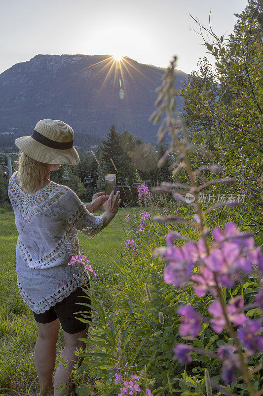 成熟的女人喜欢山腰上的高山花朵